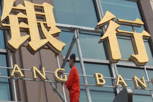 银行的投资顾问如何帮助客户规避市场风险？